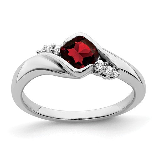 Ladies 10kt Yellow Gold Garnet & Diamond high quality Ring