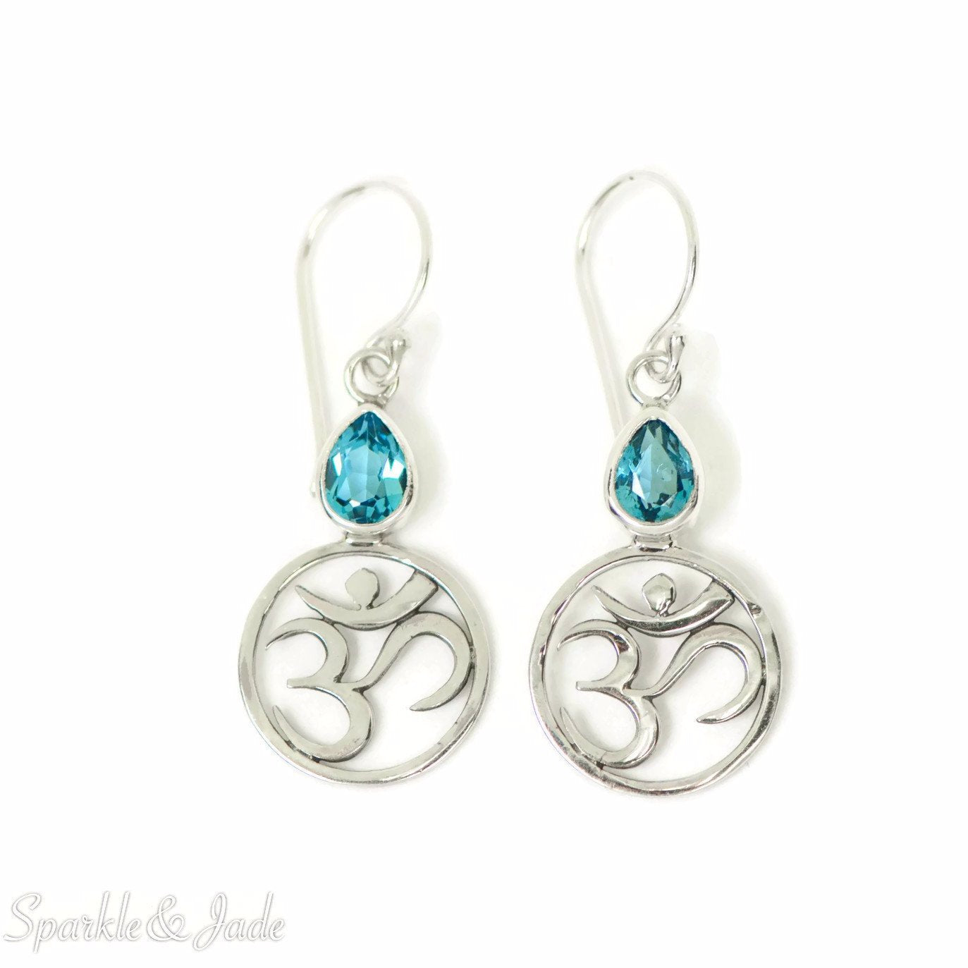 Boucles d'oreilles pendantes en argent sterling avec topaze bleue et  symbole Om en forme de poire